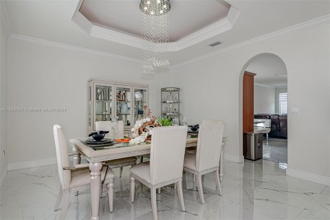 House in Miami Lakes, Florida 5 bedrooms, 319.58 sq.m. № 1292361 - photo 12