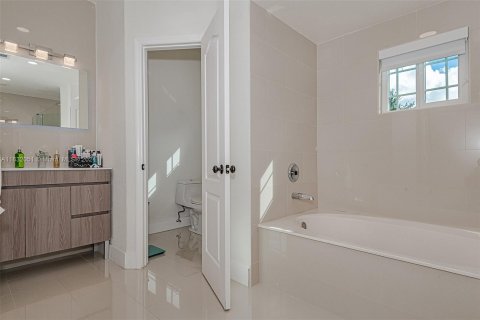 Casa en venta en Miami Lakes, Florida, 5 dormitorios, 319.58 m2 № 1292361 - foto 19