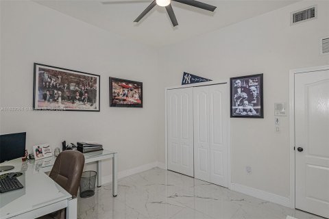 Casa en venta en Miami Lakes, Florida, 5 dormitorios, 319.58 m2 № 1292361 - foto 15