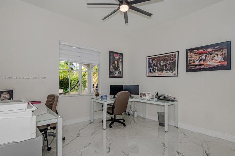 Casa en venta en Miami Lakes, Florida, 5 dormitorios, 319.58 m2 № 1292361 - foto 14