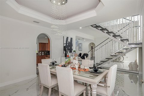 Villa ou maison à vendre à Miami Lakes, Floride: 5 chambres, 319.58 m2 № 1292361 - photo 11