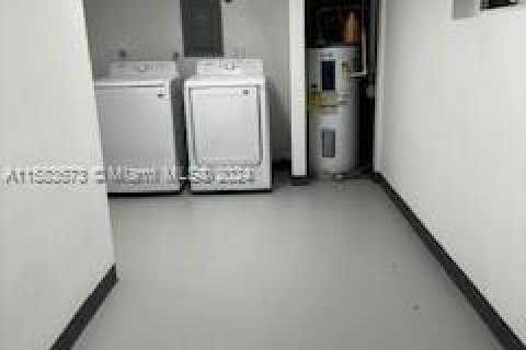 House in Miami, Florida 3 bedrooms, 204.94 sq.m. № 1167938 - photo 26