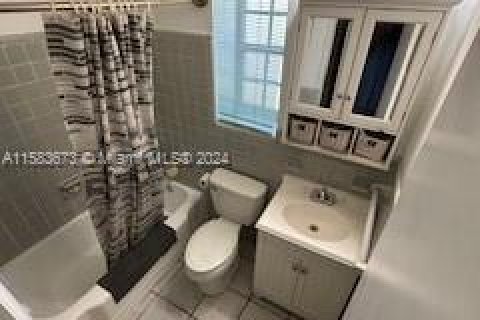 House in Miami, Florida 3 bedrooms, 204.94 sq.m. № 1167938 - photo 16