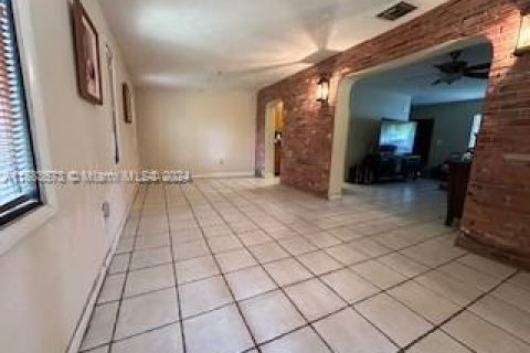 House in Miami, Florida 3 bedrooms, 204.94 sq.m. № 1167938 - photo 14