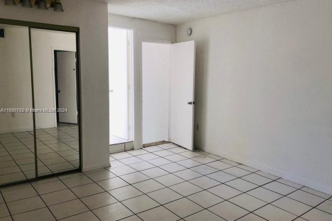 Condominio en venta en Hialeah, Florida, 2 dormitorios, 68.47 m2 № 1215884 - foto 3