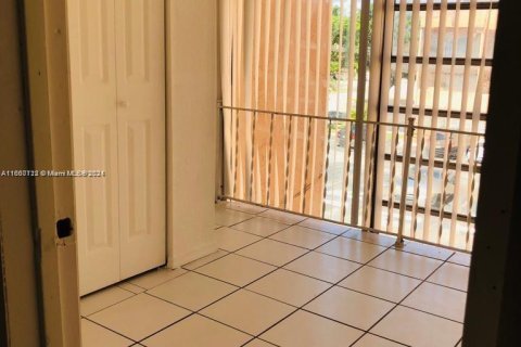 Condominio en venta en Hialeah, Florida, 2 dormitorios, 68.47 m2 № 1215884 - foto 4