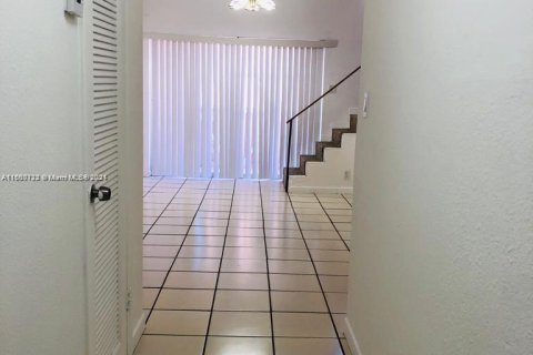 Condominio en venta en Hialeah, Florida, 2 dormitorios, 68.47 m2 № 1215884 - foto 11