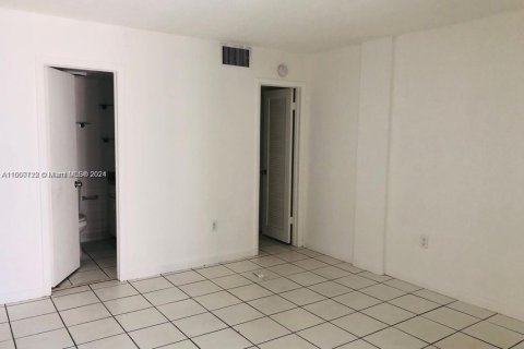 Condominio en venta en Hialeah, Florida, 2 dormitorios, 68.47 m2 № 1215884 - foto 2