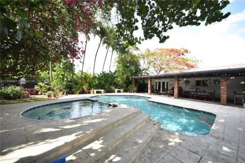 House in Miami, Florida 6 bedrooms, 299.33 sq.m. № 1209358 - photo 16