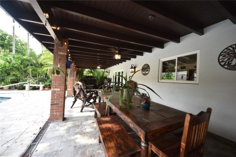 House in Miami, Florida 6 bedrooms, 299.33 sq.m. № 1209358 - photo 23