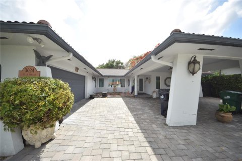 House in Miami, Florida 6 bedrooms, 299.33 sq.m. № 1209358 - photo 9