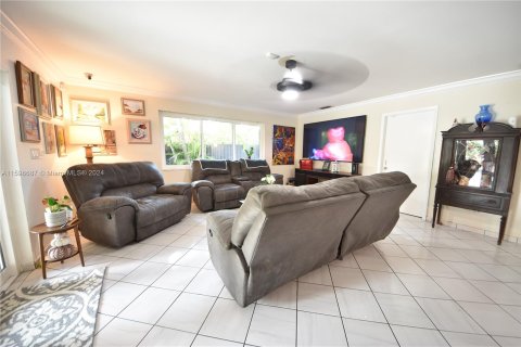 House in Miami, Florida 6 bedrooms, 299.33 sq.m. № 1209358 - photo 30