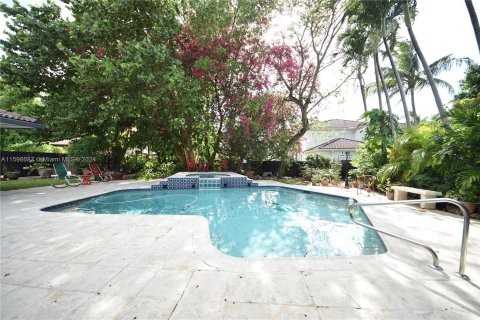 House in Miami, Florida 6 bedrooms, 299.33 sq.m. № 1209358 - photo 13