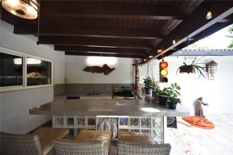 House in Miami, Florida 6 bedrooms, 299.33 sq.m. № 1209358 - photo 26