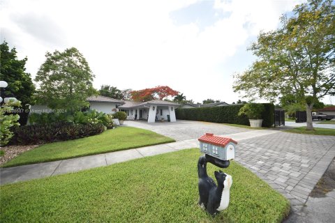 House in Miami, Florida 6 bedrooms, 299.33 sq.m. № 1209358 - photo 3