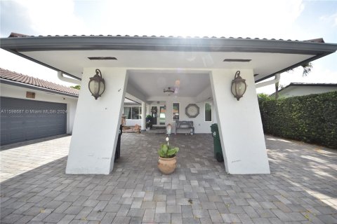 House in Miami, Florida 6 bedrooms, 299.33 sq.m. № 1209358 - photo 5