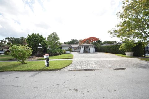 House in Miami, Florida 6 bedrooms, 299.33 sq.m. № 1209358 - photo 2