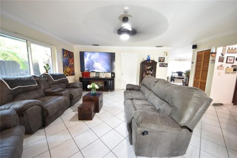 House in Miami, Florida 6 bedrooms, 299.33 sq.m. № 1209358 - photo 29