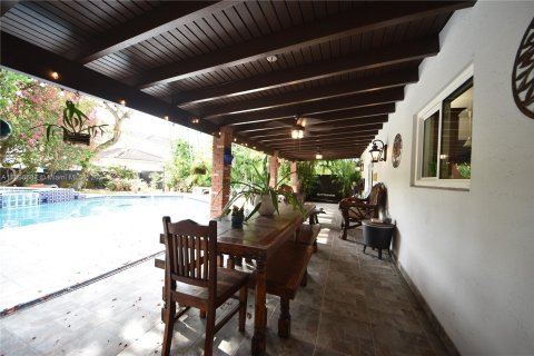 House in Miami, Florida 6 bedrooms, 299.33 sq.m. № 1209358 - photo 22