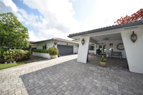 House in Miami, Florida 6 bedrooms, 299.33 sq.m. № 1209358 - photo 6