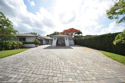 House in Miami, Florida 6 bedrooms, 299.33 sq.m. № 1209358 - photo 1