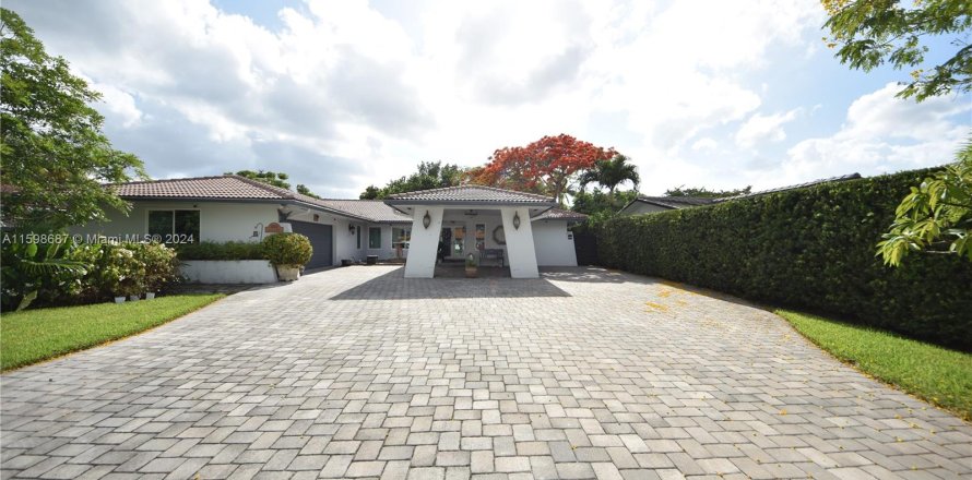 House in Miami, Florida 6 bedrooms, 299.33 sq.m. № 1209358