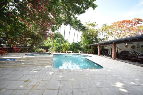 House in Miami, Florida 6 bedrooms, 299.33 sq.m. № 1209358 - photo 15