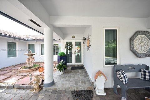 House in Miami, Florida 6 bedrooms, 299.33 sq.m. № 1209358 - photo 8