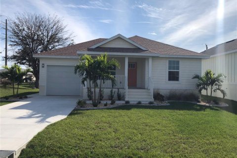 House in Punta Gorda, Florida 3 bedrooms, 126.07 sq.m. № 960803 - photo 1