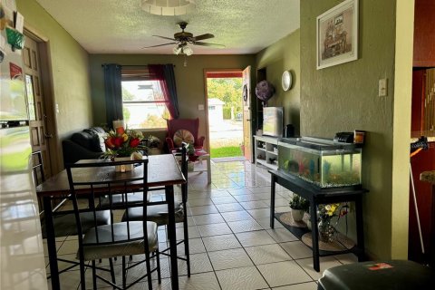 House in Orlando, Florida 3 bedrooms, 104.79 sq.m. № 1351157 - photo 6