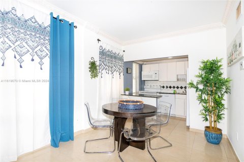 Condo in Miami Beach, Florida, 1 bedroom  № 1240241 - photo 18