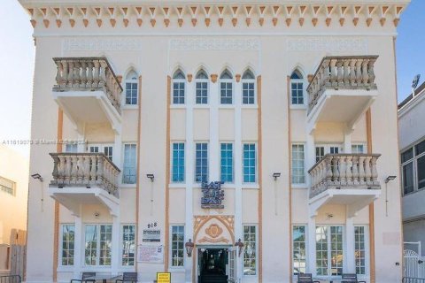 Condo in Miami Beach, Florida, 1 bedroom  № 1240241 - photo 1