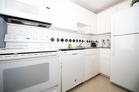 Condo in Miami Beach, Florida, 1 bedroom  № 1240241 - photo 7