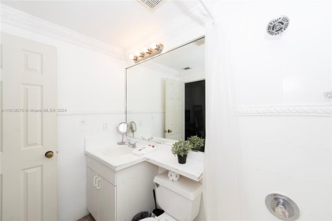 Condo in Miami Beach, Florida, 1 bedroom  № 1240241 - photo 16