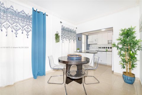 Condo in Miami Beach, Florida, 1 bedroom  № 1240241 - photo 17