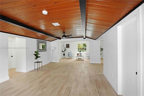 House in Miami, Florida 4 bedrooms, 113.71 sq.m. № 1431207 - photo 4