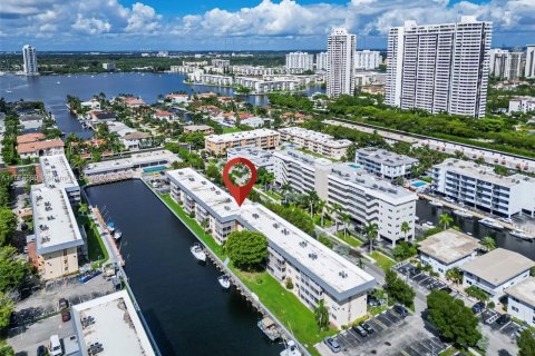 Condo in North Miami Beach, Florida, 1 bedroom  № 1380464 - photo 1