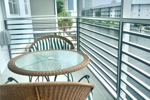 Condo in North Miami Beach, Florida, 1 bedroom  № 1380464 - photo 27