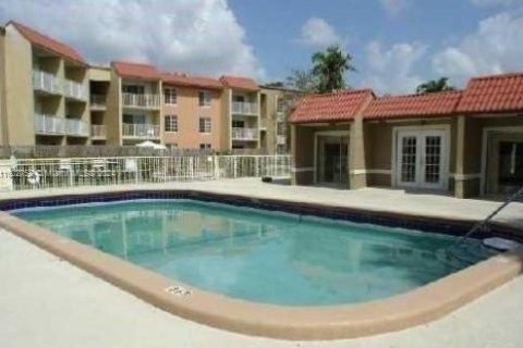 Copropriété à vendre à Doral, Floride: 2 chambres, 98.57 m2 № 1232699 - photo 1