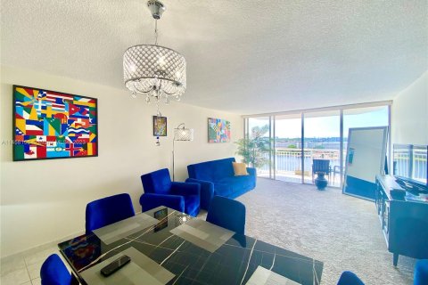 Condo in Aventura, Florida, 1 bedroom  № 739909 - photo 4