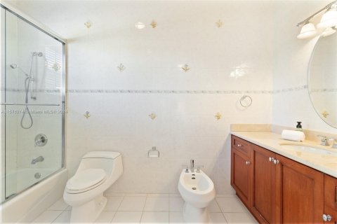 House in Miami, Florida 7 bedrooms, 923.73 sq.m. № 1145386 - photo 25