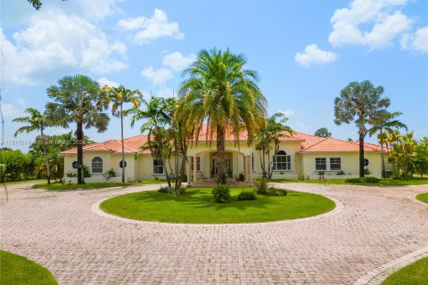 House in Miami, Florida 7 bedrooms, 923.73 sq.m. № 1145386 - photo 2