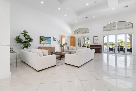 House in Miami, Florida 7 bedrooms, 923.73 sq.m. № 1145386 - photo 4