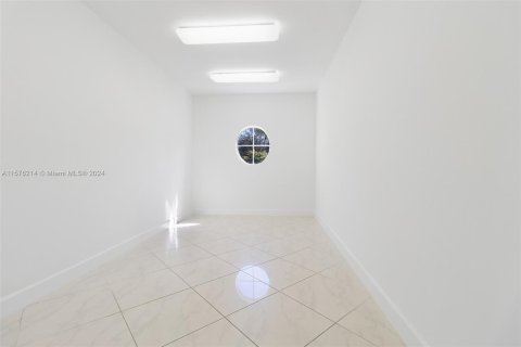 House in Miami, Florida 7 bedrooms, 923.73 sq.m. № 1145386 - photo 26