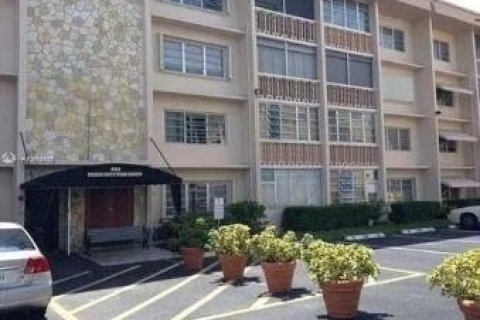 Condominio en venta en Hallandale Beach, Florida, 1 dormitorio, 70.14 m2 № 1182744 - foto 13