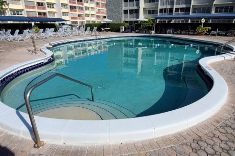 Condo in Hallandale Beach, Florida, 1 bedroom  № 1182744 - photo 11