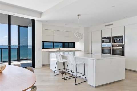 Condominio en venta en Sunny Isles Beach, Florida, 4 dormitorios, 378.21 m2 № 1141761 - foto 19