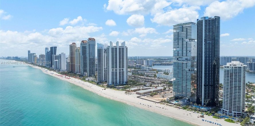 Condominio en Sunny Isles Beach, Florida, 4 dormitorios  № 1141761