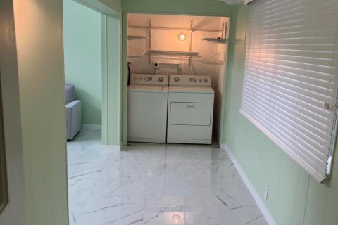 Condo in Palm Springs, Florida, 2 bedrooms  № 1228565 - photo 15