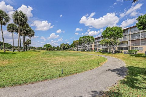 Condo in Pembroke Pines, Florida, 2 bedrooms  № 1185629 - photo 22